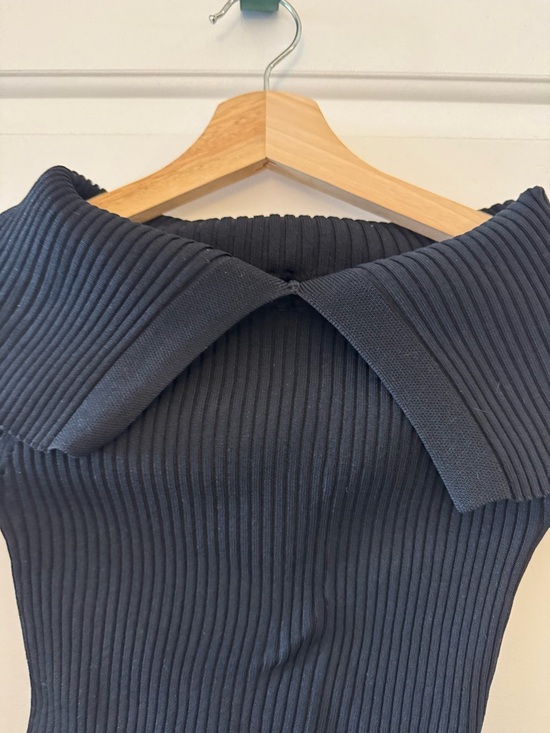 Slim Ribbed Off-the-Shoulder Sweater - Black - Picture 4 of 7